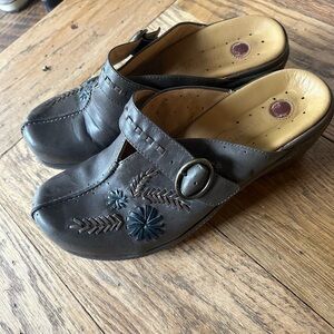 Clark's Unstructured Brown Leather Mules Clogs Stitched Blue Floral 8M